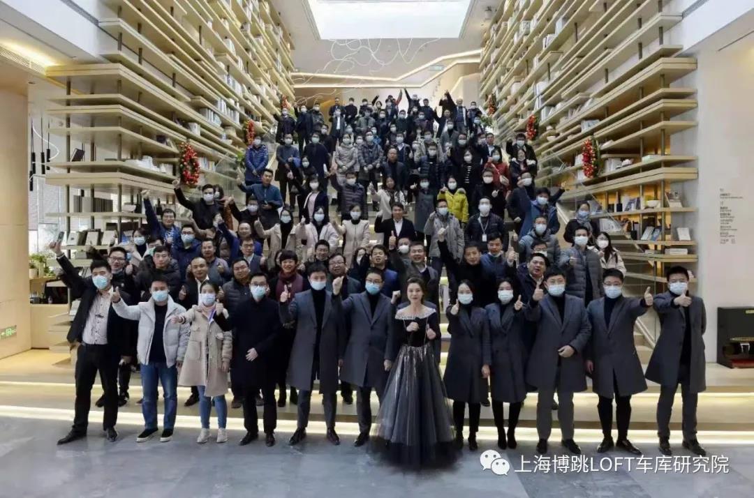 大渡口全国一百多人在华侨城汉口道6号参观研讨LOFT专利车库技术！